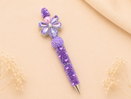 1 x Handgemaakte kralenpen met hartjes, strass en vlinder ca. 14 cm – lila