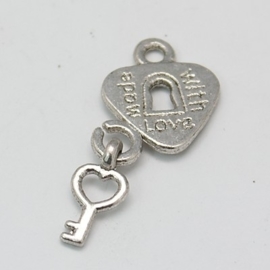 4 x Tibetaans zilveren hangslot hartje met sleuteltje made with love 12 x 15,5 x 1,5mm oogje: 2mm ♥