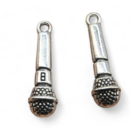 4 x Metalen bedel van een microfoon, antiek zilver kleur, afm. 7 x 26mm oogje: 2mm