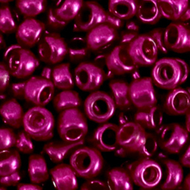 20 gram Glaskralen Rocailles 6/0 (4mm) Metallic shine azalea pink (op is op)