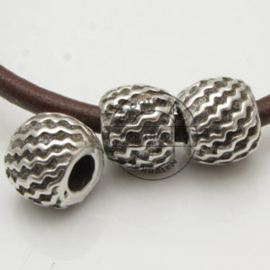 1 x DQ metaal kraal ca. 8,5 x 10mm, gat ca. 4,5mm antiek zilver kleur (Nikkelvrij)