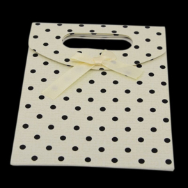 Cadeautasje kraft papier afmeting: 165 x 125 x 56mm met strikje (op = op!)