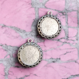 2 x Metalen cabochon houder, antiek nzilver kleur afm. 23 x 20mm tray Ø14 mm oogje 2,4 mm
