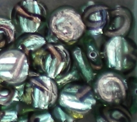 10 x bewerkte groene glas  kraal met goud  rond plat 13mm