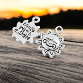 4 x Metalen tekst bedeltje van een zon "Made with a smile", antiek zilverkleur 16 x 12,5 mm  oogje: 2,5mm