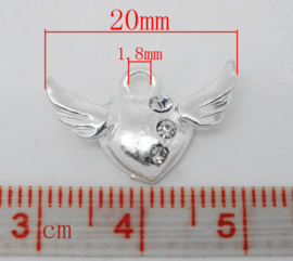 2 x Prachtig verzilverd  hart bedel met vleugels en strass steentjes 20 x  13mm