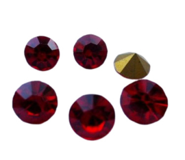 10 x Swarovski puntsteen Chaton SS15 / PP29 3,6 -3,7 mm CRYSTAL  Gold Foiled Siam Ruby