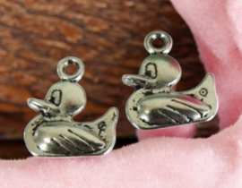 2 x Metalen bedeltje van een eendje, 3D,  antiek zilverkleur 19 x 17 x5mm oogje: 2mm