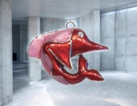 Zilverkleurig metalen hanger dolfijn rood/roze epoxy 48 mm met strass oog