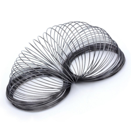 40 wendingen memory wire voor armbanden 55 mm dik: 0,6mm Hematiet kleur (Nikkelvrij)