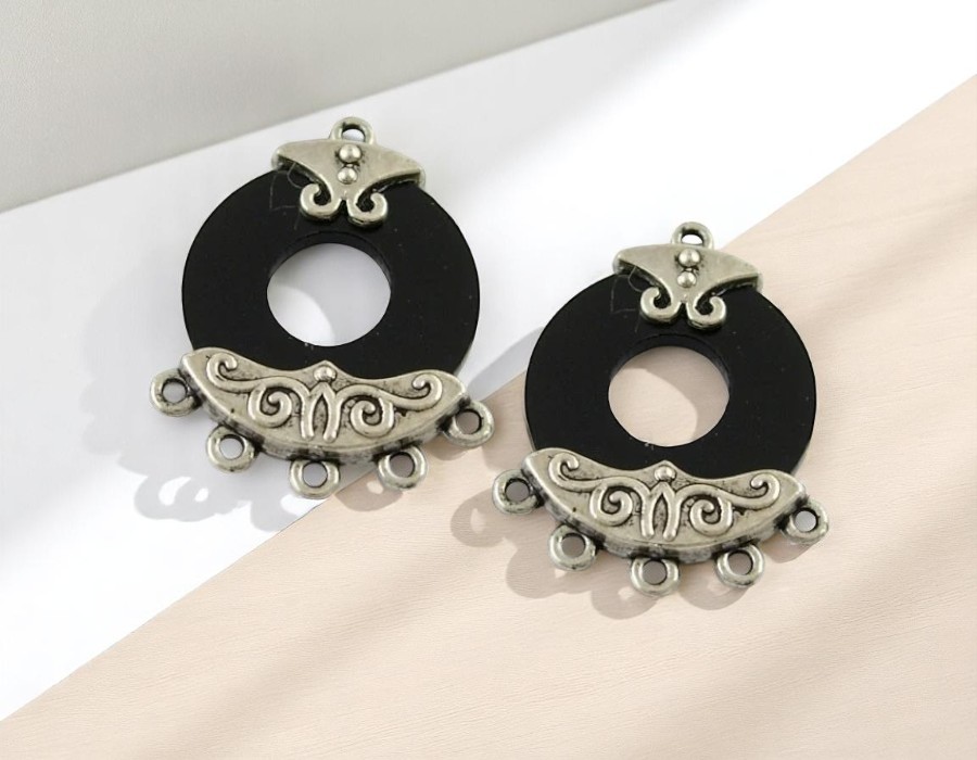 2 x Zwarte resin oorbellen ornamenten met metaal – antiek zilverkleur – ca. 29 x 22,5 x 5 mm – gat ca. 1 mm