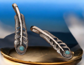 1 x Metalen bedel veer 57 x 16mm, antiek zilverkleur met turquoise steentje oogje 9,2 x 3,7mm