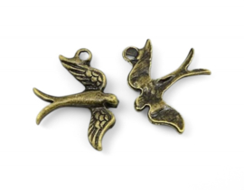 4 x Metalen bedel van een vogel zwaluw geel koperkleur afm. 20 x 17 x2mm oogje 2mm