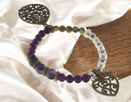 Elastische armband amethist kralen en zoetwater parels  zilver met geel koperkleur