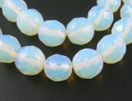 10 x  facetkraal van Opalite glas 10mm gat 1,2 mm