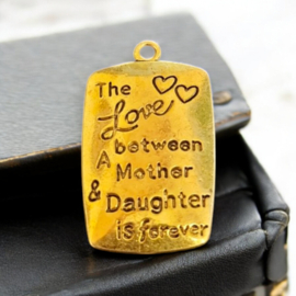 Metalen bedel met tekst, The love between a mother and a daughter is forever,  goud kleur, afm. 34 x 20mm oogje: 2,2mm (op is op)