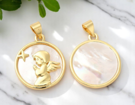 Bedel biddende engel wit ingelegd met schelp, 18K Gold plated 21 x 18 x 3mm oogje 3 x 5mm