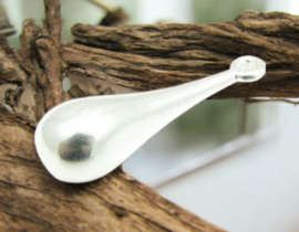 DQ metaal hanger pegel 25x8mm zilverkleur, oogje 1,5 mm  (Nikkelvrij)