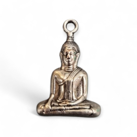 Zware kwaliteit metalen Buddha bedel, antiek zilverkleur afm. 35,5 x 23mm x 8mm gat 2mm