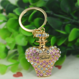 Prachtige sleutelhanger met kristal strass in de vorm van een parfum fles. Lengte 10 cm x 4cm