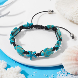 Armbandje met schuifknoop en synthetische turquoise schildpadjes en zeesterren blauw