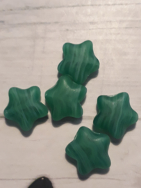 10 x mooie stervormige groen gestreepte kunststofkraal  11 x  11 mm gat: 1 mm
