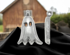 4 x Metalen bedeltje van een spookje, antiek zilverkleur afm. 14 x 20 x 3mm, oogje c.a. 1,5mm