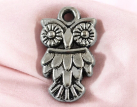 6  x Metalen bedeltje van een uil, antiek zilverkleur afm. 20 x 11 x 2mm oogje2mm