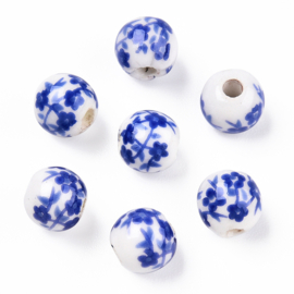 5 x Keramiek kralen Delftsblauw met bloem – rond 6 mm – gat 1,6 mm