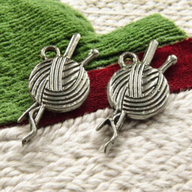 4 x Metalen bedeltje van breiwol, antiek zilverkleur afm 26 x 11mm