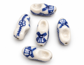 5 x Keramiek klompjes - klompen kralen met molen en bloemen 24 x 11,5 mm – gat 2 mm – Delfts blauw