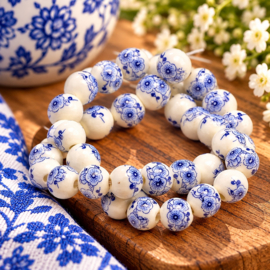 5 x Keramiek kralen Delftsblauw met bloem – rond 10 mm – gat 2 mm