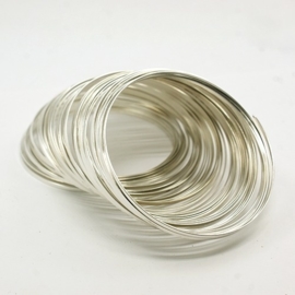 Platte Memory Wire voor armbanden 60 mm zilverkleurig 25 wendingen plat 1,5 x 0,5mm diameter 60mm
