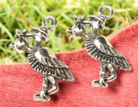 4 x Metalen antiek zilverkleur bedeltje van een vogelverschrikker 23 x 13 x 2 gat 2mm