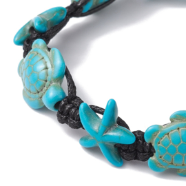 Armbandje met schuifknoop en synthetische turquoise schildpadjes en zeesterren blauw