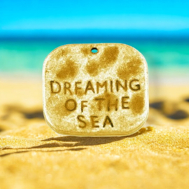 2 x Metalen gehamerde tekst bedel Dreaming of the Sea, Antiek goudkleur 19 x 19 x 2mm gat: 2mm (Nikkelvrij)