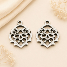 2 x Metalen tribal bedeltjes 17,5 x 15 x 1 mm – oogje 1 mm – antiek zilverkleur
