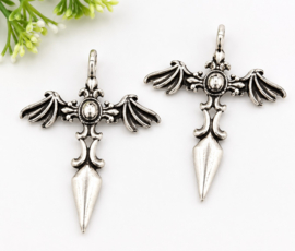 2 x Metalen bedel Tribal met vleugels 44 × 35 × 4 mm – oogje 5 mm – antiek zilverkleur