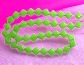 10 x vierkante kralen van melkglas 10 x 10 x 5mm Licht groen gat: 1,15mm