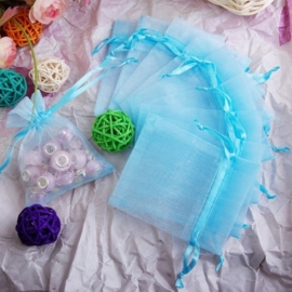 c.a. 50 x mini organza zakjes 5 x 7cm baby blauw