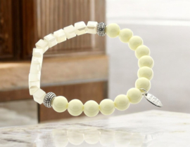 Elastische  Biba Armband kralen 8mm grijs en ivoor kleur met antiek zilveren onderdelen