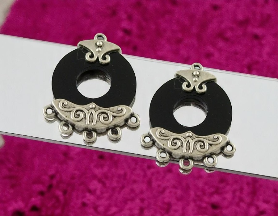 2 x Zwarte resin oorbellen ornamenten met metaal – antiek zilverkleur – ca. 29 x 22,5 x 5 mm – gat ca. 1 mm