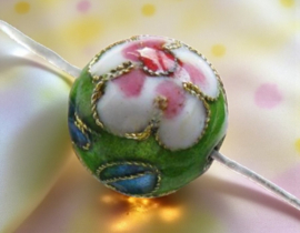 1 x Handgemaakte ronde cloisonné kraal ca. 8 mm – lichtgroen met mix kleuren – gat ca. 1 mm
