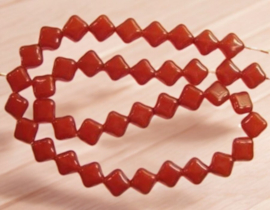 10 x vierkante kralen van melkglas 10 x 10 x 5mm Rood gat: 1,15mm