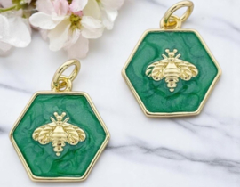 1 x Bedel hexagon zeegroen met een honingbij 18K goldplated afm. 14 x 15 x 2,5mm oogje 3,6mm (Nikkelvrij)