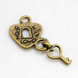 4 x Tibetaans zilveren hangslot hartje met sleuteltje made with love 12 x 15,5 x 1,5mm oogje: 2mm geel koper kleur ♥