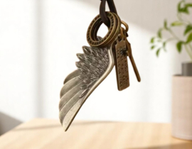 Lederen ketting met metalen hanger – vleugel & tekstplaatje – ca. 70 cm, verstelbaar