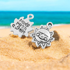 4 x Metalen tekst bedeltje van een zon "Made with a smile", antiek zilverkleur 16 x 12,5 mm  oogje: 2,5mm