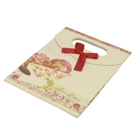 Cadeautasje kraft papier afmeting: 165 x 125 x 56mm met strikje (op = op!)