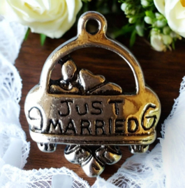 4 x Metalen bedel van een auto met "Just Married"  (Pas getrouwd), antiek zilverkleur, afm. 20x16mm oogje 1,5mm
